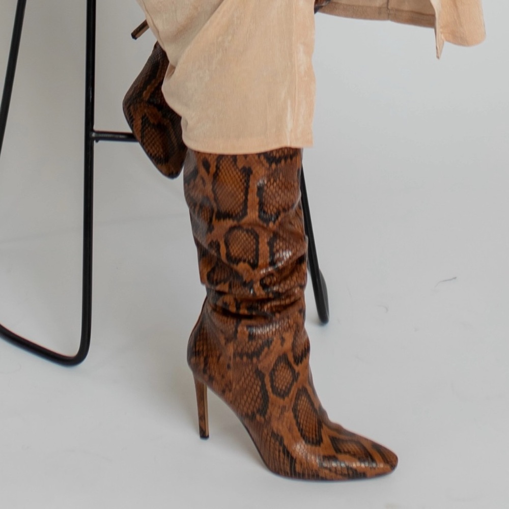 VINCE CAMUTO FENINDY OVER THE KNEE BOOT
  
Women’s size 9